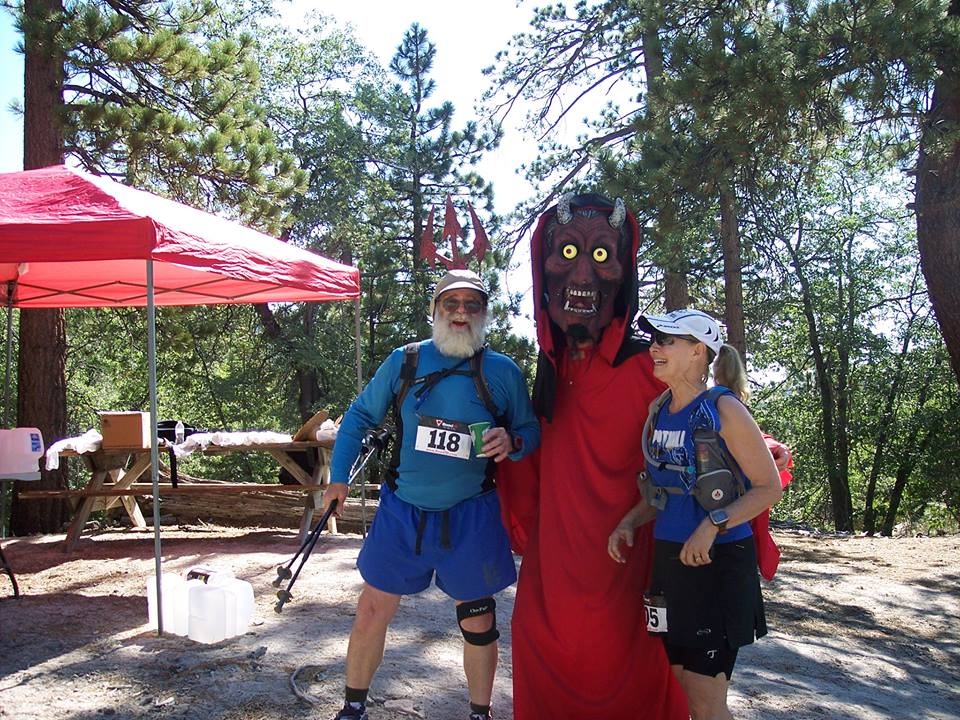 Last runners escorted by El Diablo